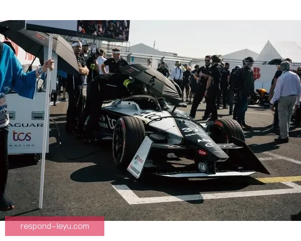 F1赛季激烈角逐新规则出台 车手与车队备战进入关键阶段